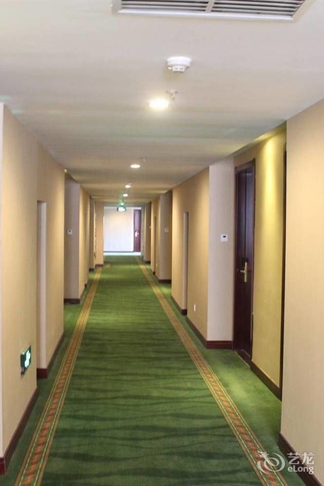 Greentree Inn Shandong Qingdao Wuyishan Road Jiashike Shopping Center Business Hotel Bagian luar foto